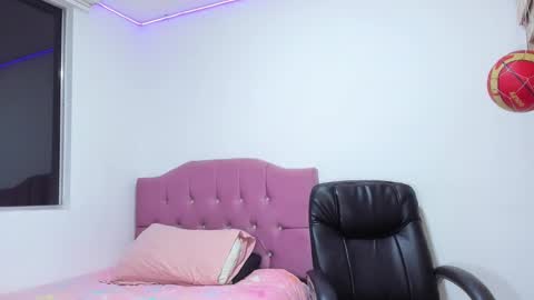 juliana Aristizabal  online show from October 19, 2025, 12:11 am