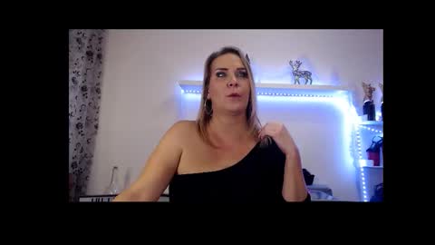 Julia online show from February 10, 2026, 10:47 pm