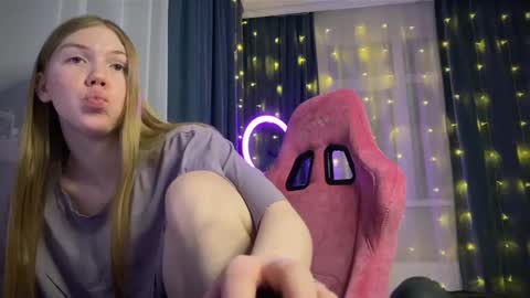 juliatnink online show from March 6, 2025, 8:16 pm