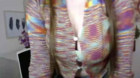 Julie online show from November 28, 2025, 3:47 pm