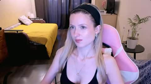 Snapshot of julie_flores chatting on July 5, 2026, 3:52 pm Julie online show from July 5, 2026, 3:52 pm