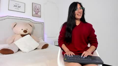 juliee_ross online show from May 4, 2026, 12:34 pm