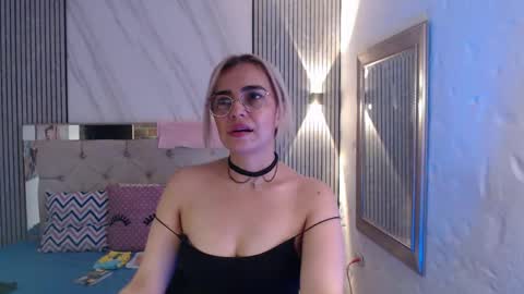 julieta__fox_ online show from April 20, 2026, 10:44 pm