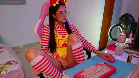 julieta_rose19 online show from April 5, 2026, 9:56 pm
