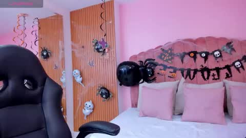     online show from October 22, 2025, 9:36 pm