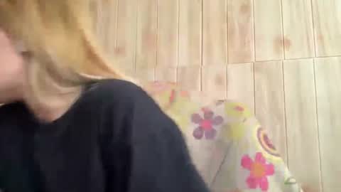 Snapshot of juligwartney chatting on July 15, 2026, 5:34 am Malin online show from July 15, 2026, 5:34 am