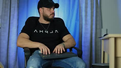 JULiUS   online show from January 5, 2025, 6:24 pm