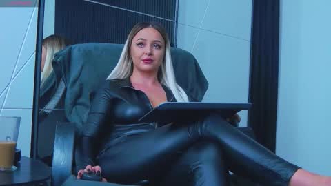 Julia online show from October 18, 2025, 9:21 am