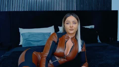 Julia online show from November 19, 2025, 11:54 am