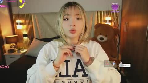 jullianapriv_ online show from February 4, 2026, 2:23 pm