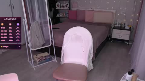 Julia online show from November 5, 2025, 5:46 pm