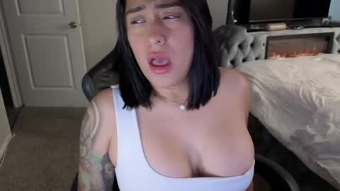 julyclb online show from April 20, 2026, 1:47 pm