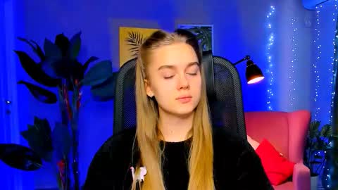 junewoods online show from January 15, 2026, 8:08 am