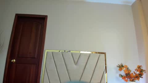 Jupiter Fox online show from April 22, 2026, 12:46 am