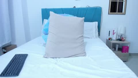 Kamilalopez online show from September 12, 2025, 1:38 am