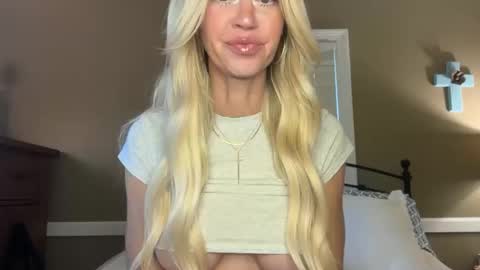 Snapshot of karabearr chatting on October 12, 2025, 8:52 pm kara online show from October 12, 2025, 8:52 pm