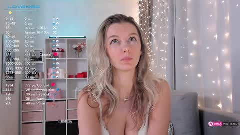 Julia online show from January 22, 2025, 1:10 am