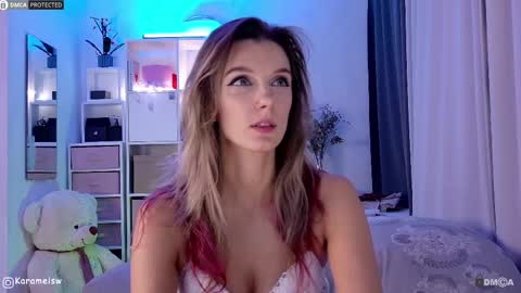 Julia online show from October 28, 2025, 10:12 pm