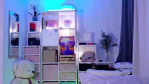 Julia online show from November 17, 2025, 2:06 am