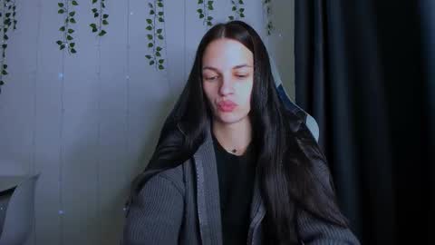 karla_lim online show from October 7, 2025, 4:37 pm