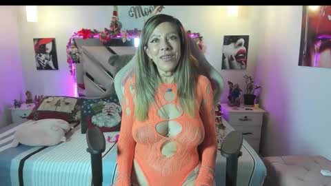 Snapshot of karly_moonn chatting on December 18, 2025, 10:27 pm Karly Moonns online show from December 18, 2025, 10:27 pm