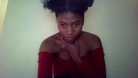 Snapshot of karoliee chatting on April 26, 2026, 6:22 am karoliee online show from April 26, 2026, 6:22 am