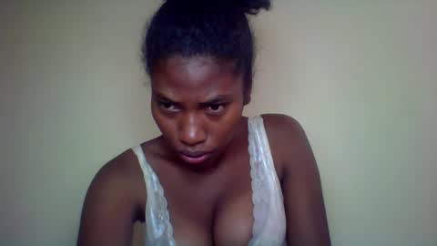 Snapshot of karoliee chatting on May 2, 2026, 7:35 am karoliee online show from May 2, 2026, 7:35 am