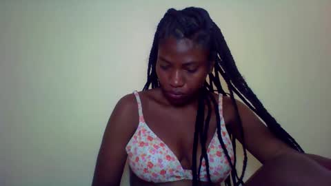 Snapshot of karoliee chatting on May 4, 2026, 6:42 am karoliee online show from May 4, 2026, 6:42 am