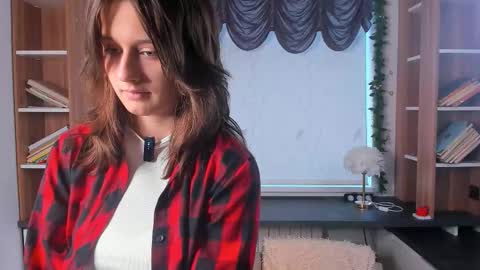 Mia online show from March 4, 2026, 11:05 am