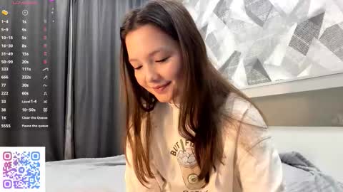 Kira online show from October 19, 2025, 7:36 pm