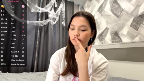 Kira online show from November 1, 2025, 9:44 am