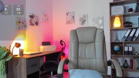 Snapshot of kat_harper chatting on December 13, 2024, 10:34 pm online show from December 13, 2024, 10:34 pm