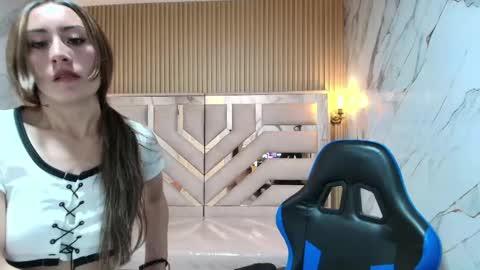 Katalina  online show from April 24, 2026, 8:33 pm