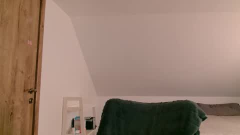 Katalleya online show from April 14, 2026, 10:10 am