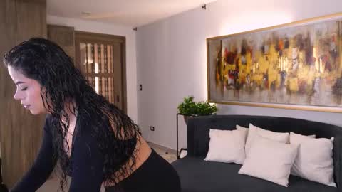 K A T E  online show from February 3, 2026, 7:57 am