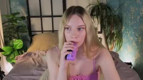 katt_yy online show from July 14, 2026, 5:01 am