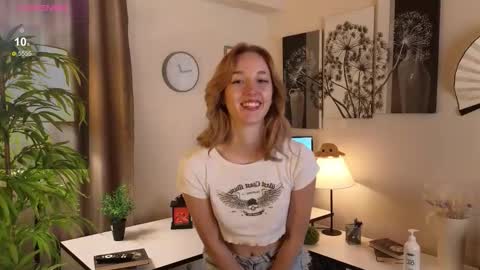 Mia online show from December 3, 2025, 6:06 pm