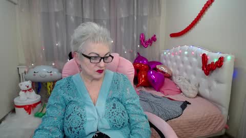 kaylesmoll online show from February 3, 2025, 5:07 am