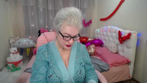 kaylesmoll online show from February 5, 2025, 8:14 pm