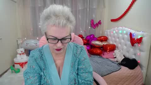 kaylesmoll online show from February 8, 2025, 7:16 pm