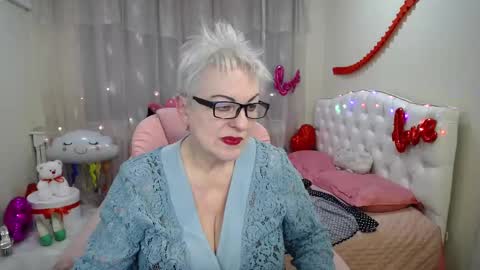 kaylesmoll online show from February 25, 2025, 7:36 pm