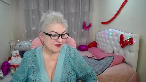 kaylesmoll online show from February 26, 2025, 10:42 pm