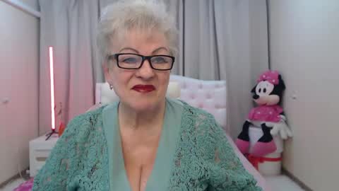 kaylesmoll online show from April 24, 2026, 6:54 pm
