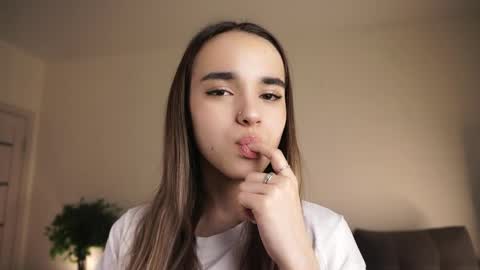 Snapshot of keeleyreineck chatting on May 31, 2026, 7:04 am Nika online show from May 31, 2026, 7:04 am