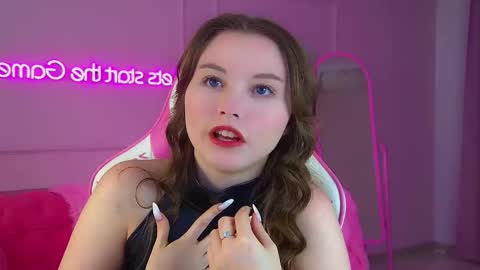 Keira online show from November 18, 2025, 6:12 pm