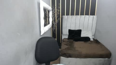  K E I Z Y  online show from December 12, 2024, 12:12 pm