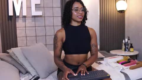 kelly__thomson online show from April 1, 2026, 1:41 pm