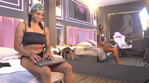 kelly__thomson online show from April 23, 2026, 1:02 pm