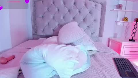 kellyMillian  online show from December 27, 2024, 5:48 pm