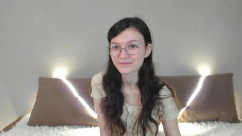 Kelsirabenold online show from April 15, 2026, 5:03 am